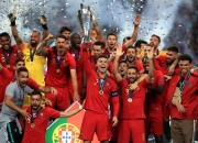 开云体育APP下载-欧洲杯赛场上演激烈对决，精彩不断