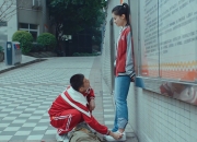 开云下载-我来为你构思一篇融合这两个元素的独特文章。这需要一些创造性的想象，因为这两个事件实际上并不属于同一时空。让我们来构建一个平行足球宇宙中的故事