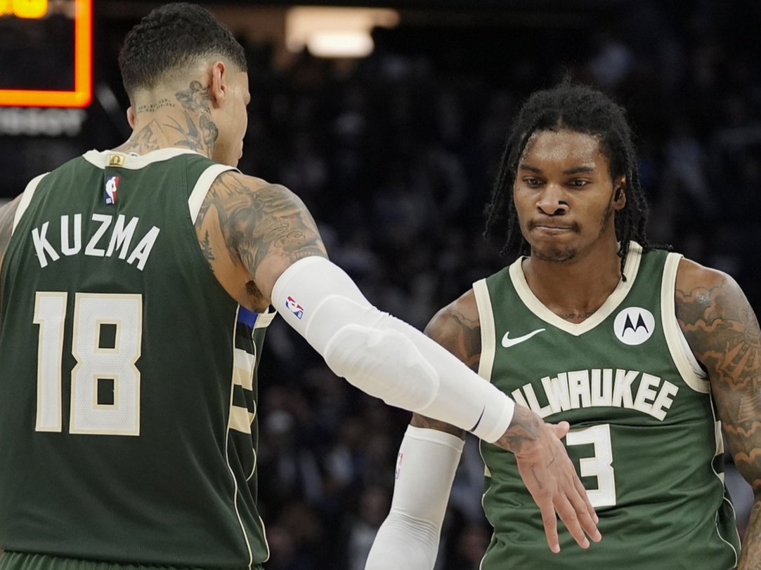 包含雄鹿客场击败黄蜂，稳居东部第一的词条