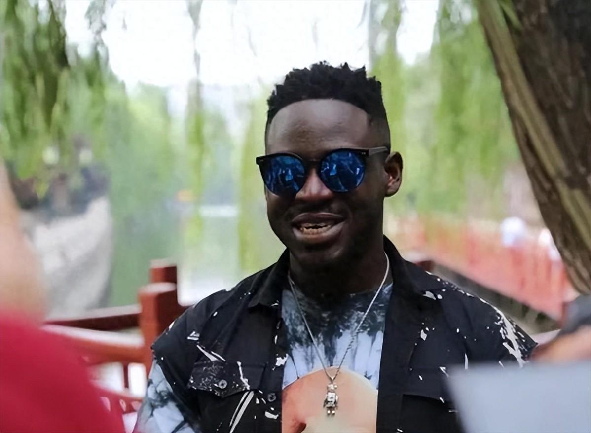 包含非洲队伍运动员积极出战高校赢得荣誉的词条