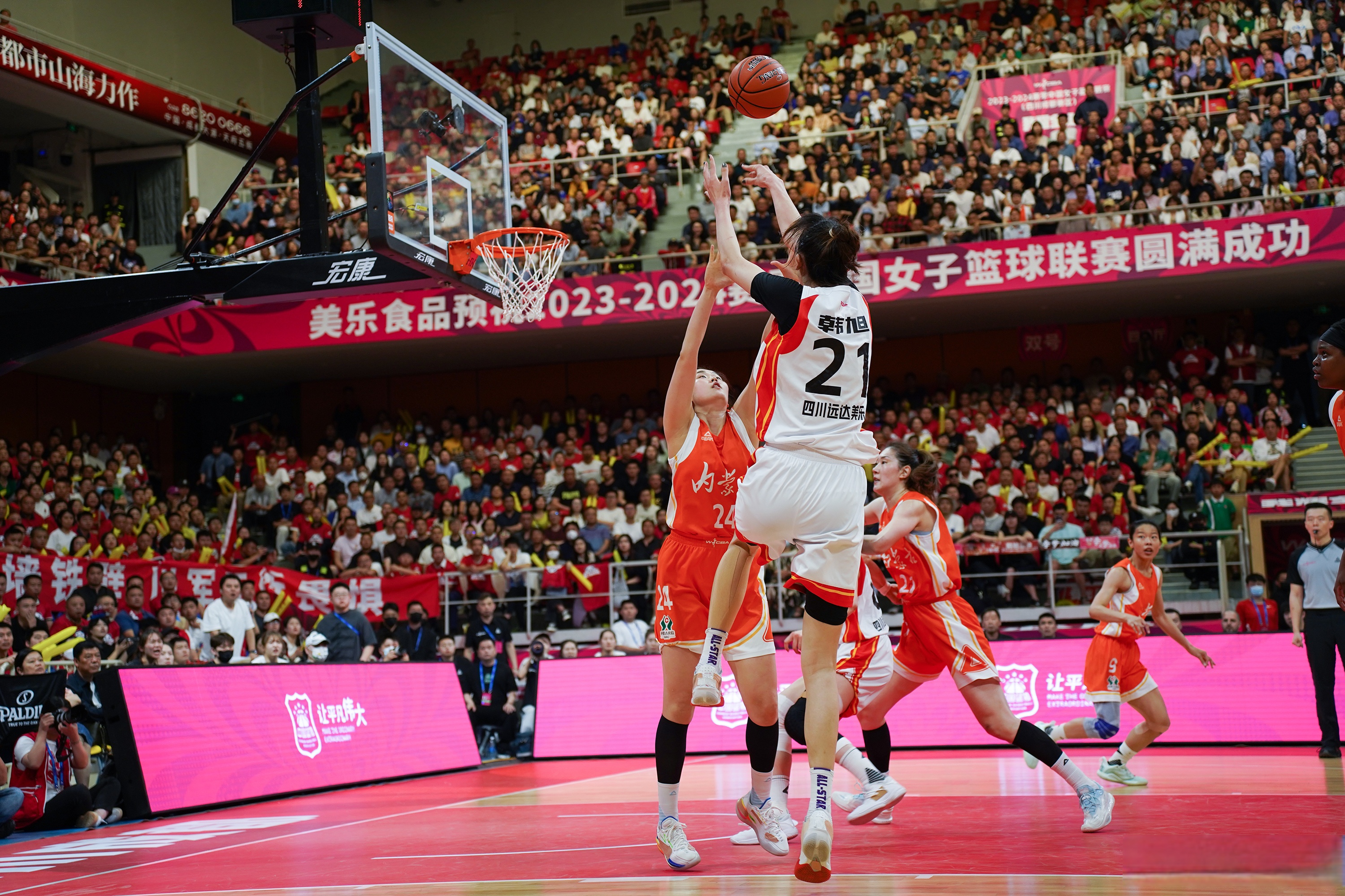 球员拼尽全力，赢得激动人心比赛