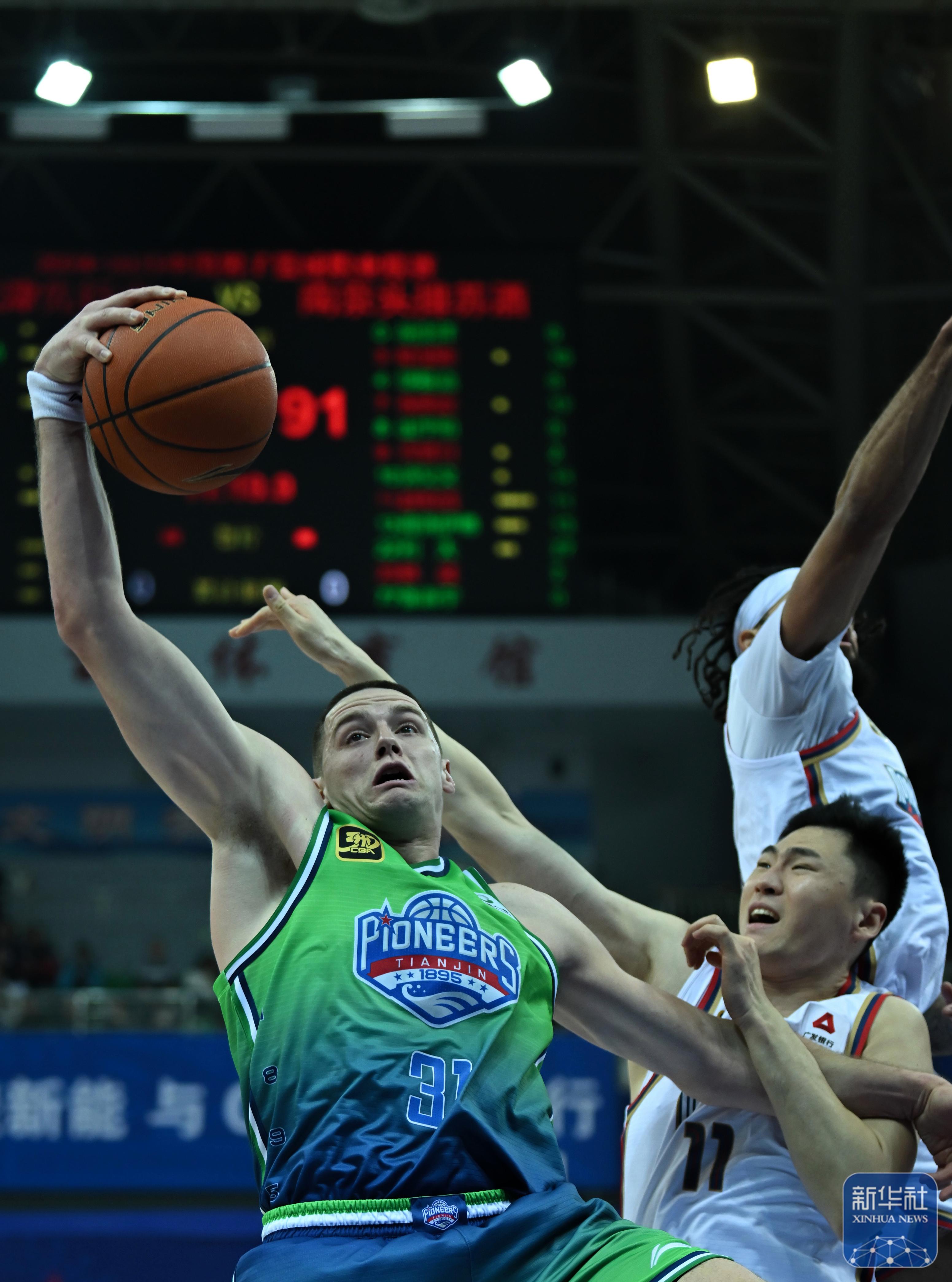 球员拼尽全力，赢得激动人心比赛