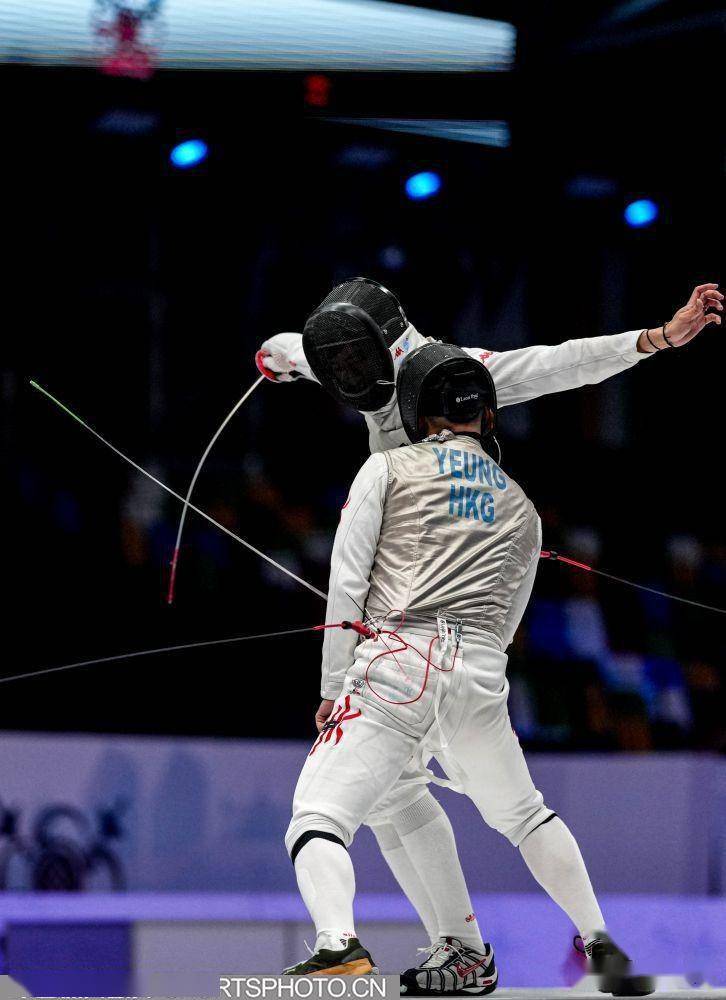 包含加拿大击剑选手斩获铜牌，表现出色的词条