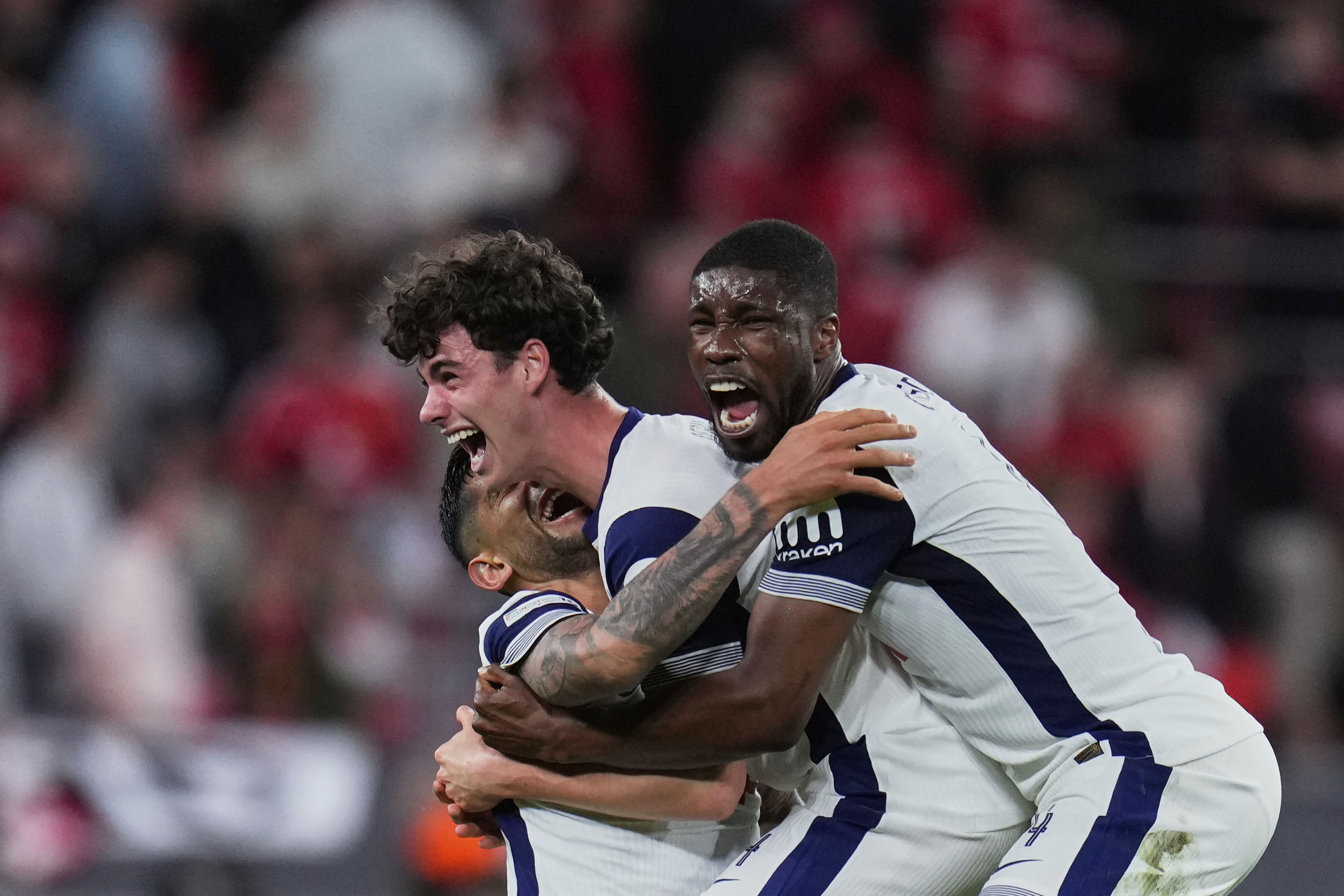 包含欧洲足球豪门将在赛场上进行激烈对决的词条