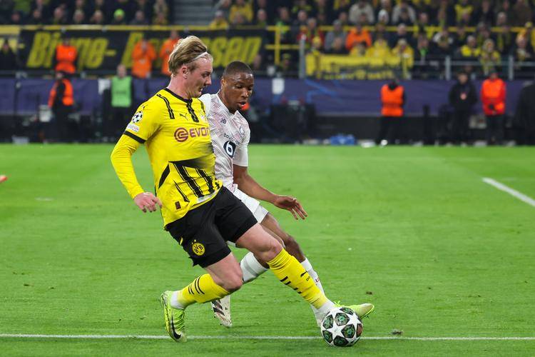 包含多特蒙德球员合作默契，形成“杀手锏”攻势的词条