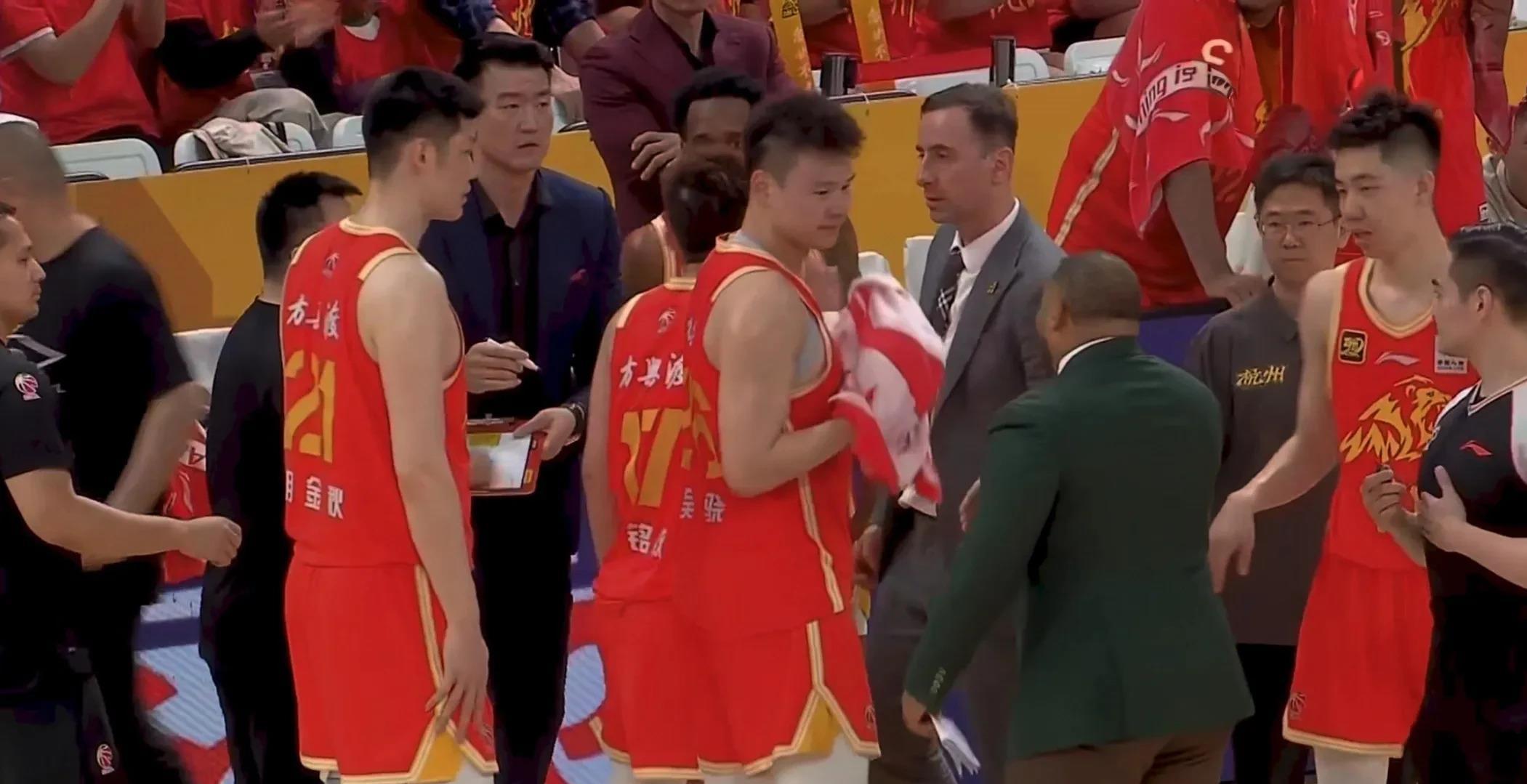 广厦男篮逆转八一队，继续保持领先