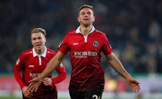 包含沃尔夫斯堡主场大胜汉诺威，排名第四的词条