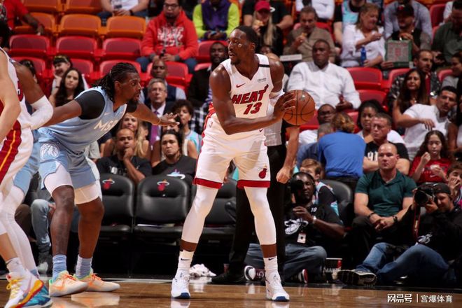 威廉姆斯横扫阿斯顿马丁，拉塞尔带队取胜