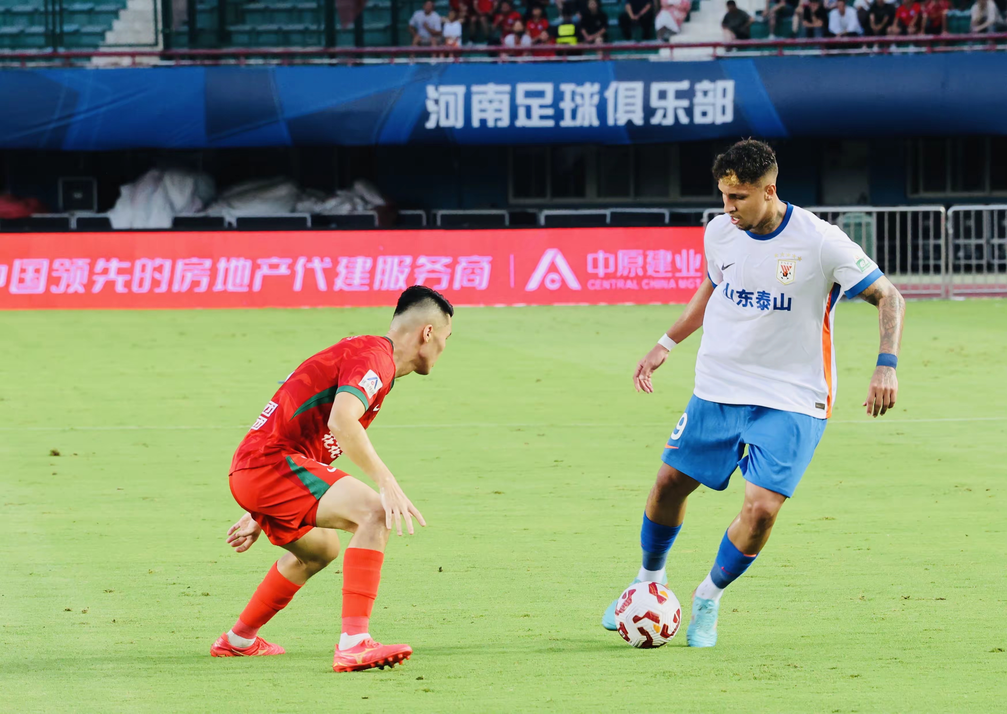 球队战绩堪忧，主教练面临调整困境