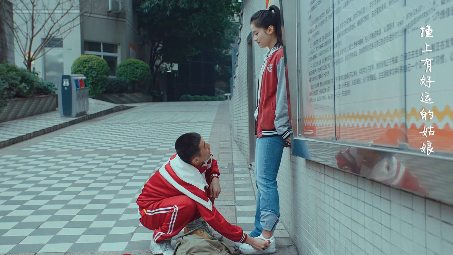 我来为你构思一篇融合这两个元素的独特文章。这需要一些创造性的想象,因为这两个事件实际上并不属于同一时空。让我们来构建一个平行足球宇宙中的故事