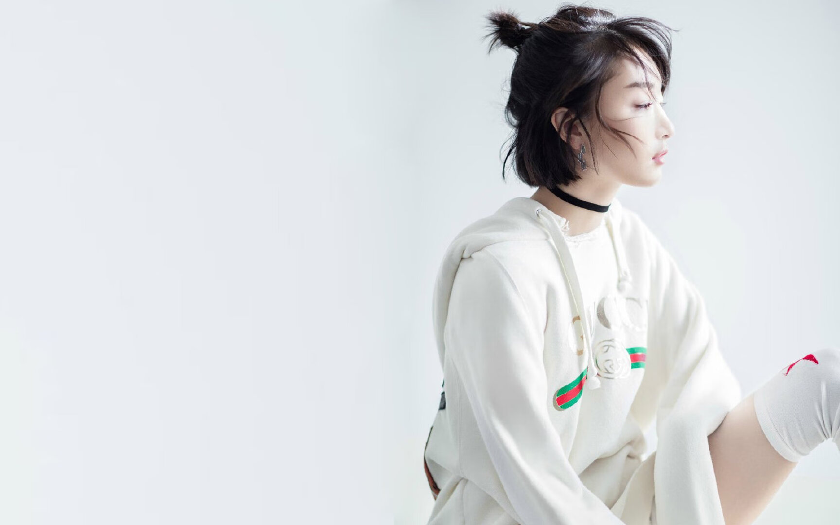 我来为你构思一篇融合这两个元素的独特文章。这需要一些创造性的想象,因为这两个事件实际上并不属于同一时空。让我们来构建一个平行足球宇宙中的故事