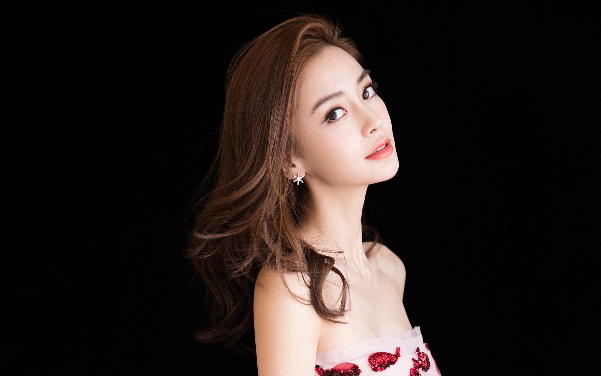 血性与艺术的交响,克瓦拉茨赫利亚以奇迹之姿征服赛场,喀麦隆从尼日利亚手中夺走胜利